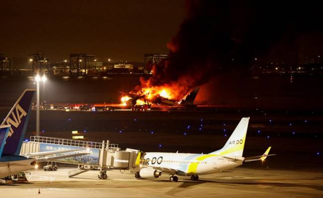 NHK: после столкновения самолетов в Токио неизвестна судьба пяти человек