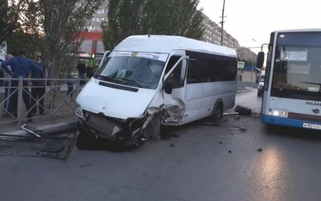 В Новосибирске пять человек пострадали в аварии с опрокинувшейся маршруткой