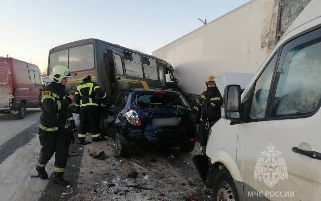 Автобус с военными попал в массовое ДТП в Ивановской области
