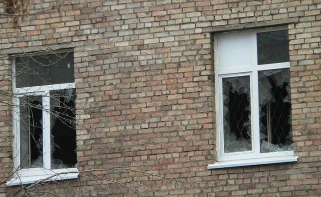 Россиянам посоветовали наклеить скотч на окна на случай взрывов