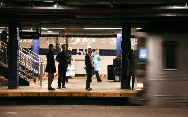 В метро Нью-Йорка поезд столкнулся с пустым составом