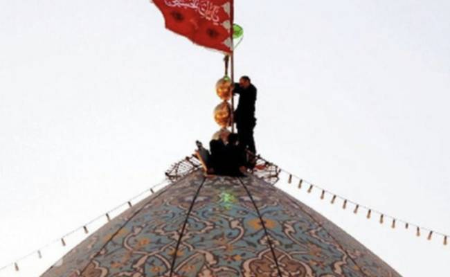 В Иране над мечетью подняли красный флаг мести: что это значит