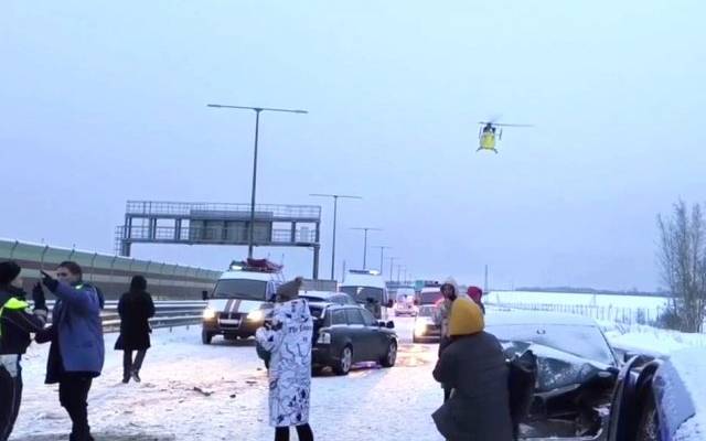 Пострадавших в массовом ДТП под Новгородом эвакуируют с помощью вертолетов