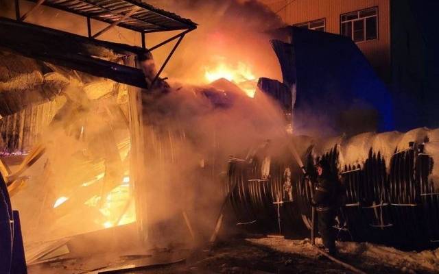 В Петербурге произошёл крупный пожар на складе с картоном и полиэтиленом