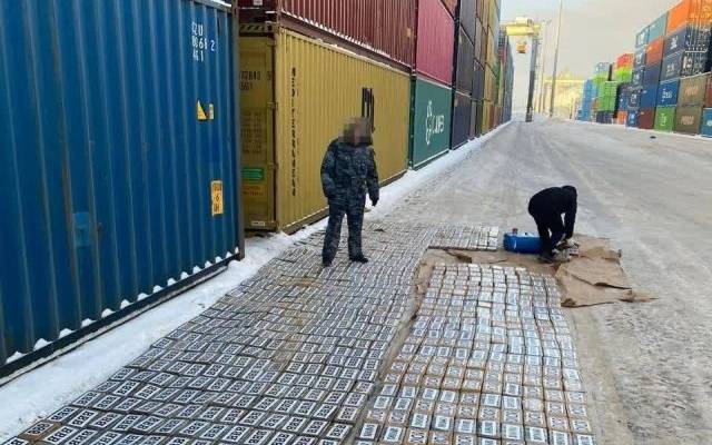ФСБ и таможня в порту Петербурга изъяли более тонны кокаина