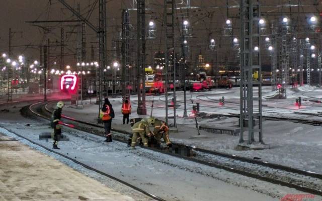 Погибли мгновенно. Сразу троих человек сбила электричка в центре Москвы