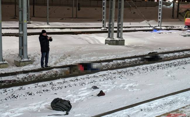 Погибли мгновенно. Сразу троих человек сбила электричка в центре Москвы