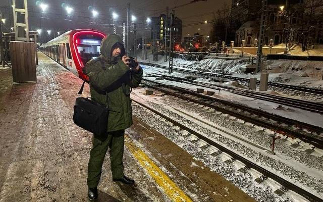 СК возбудил дело после гибели трех человек под колесами поезда в Москве