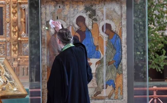 РПЦ назвала точную дату перенесения иконы "Троица"