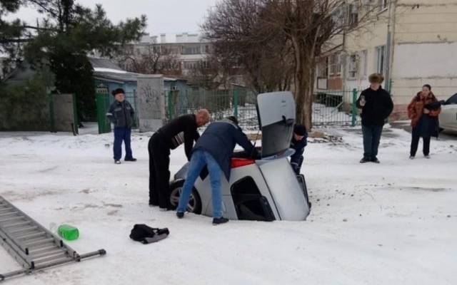 В Азове автомобиль с женщиной-водителем провалился под землю