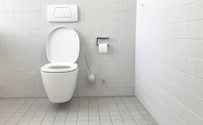 В туалетных кабинках российской школы установили прозрачные двери