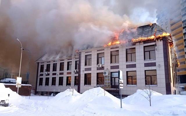 Крыша гостиницы «Астория» горит в центре Казани