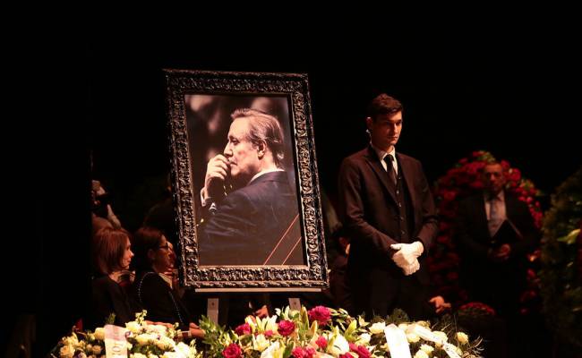 Пугачева прислала венок на похороны Юрия Соломина