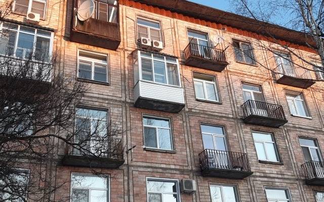 Baza: житель Москвы выпал с 7 этажа, развешивая белье на балконе