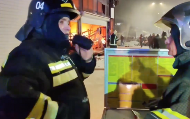 Огнеборцы тушат возгорание площадью в 1000 кв. метров в челябинском ТРК