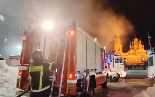 Спасатели ликвидировали открытое горение на рынке в Челябинске