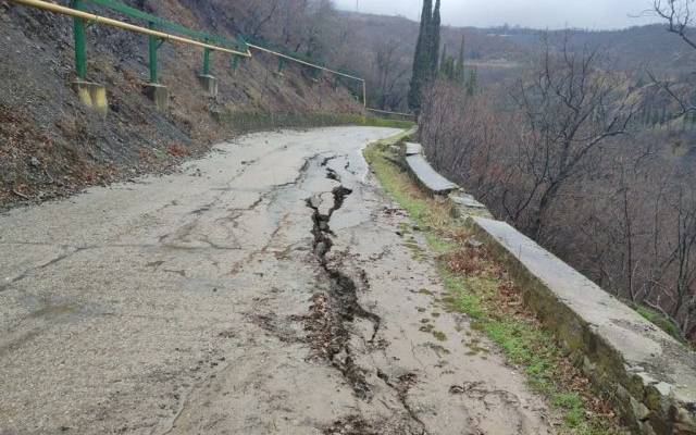 В Крыму перекрыли участок дороги из-за ливней и оползня