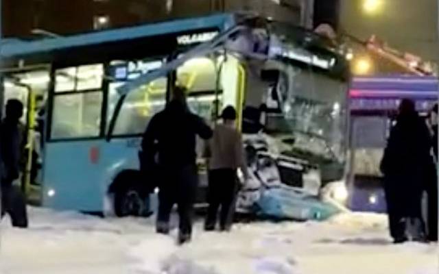 Два человека пострадали при выезде автобуса на тротуар в Санкт-Петербурге
