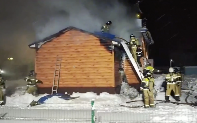 Огнеборцы тушат пожар в деревянном храме в Мордовии