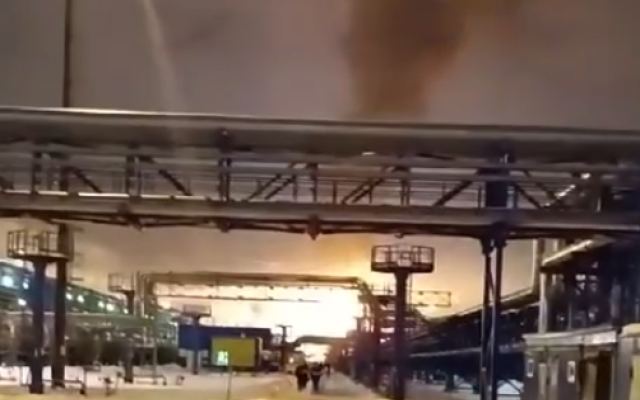 Мощный пожар разгорелся в порту Усть-Луга в Ленинградской области