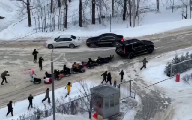 Полиция расследует инцидент с привязанными к машине тюбингами в Подмосковье