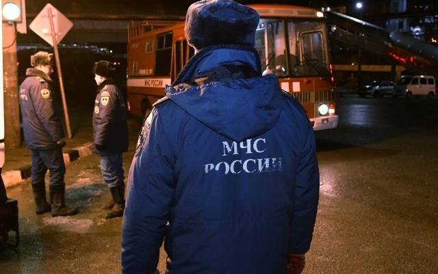 В Екатеринбурге спасатели сняли вышедшую на карниз балкона женщину