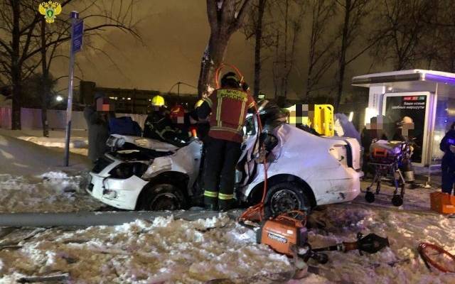 В Москве после наезда автомобиля погиб стоявший на остановке пешеход
