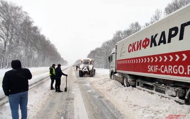 Казань не принимает. Сотни грузовиков застряли в сугробах на дорогах РФ