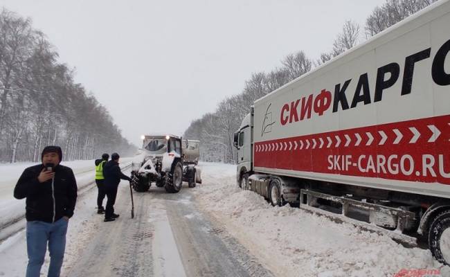 Казань не принимает. Сотни грузовиков застряли в сугробах на дорогах РФ