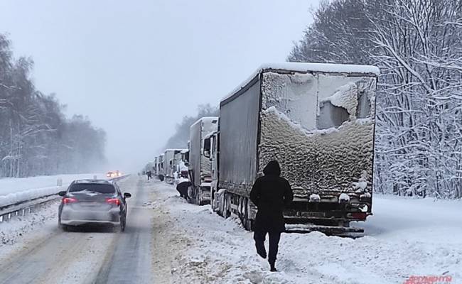 Казань не принимает. Сотни грузовиков застряли в сугробах на дорогах РФ