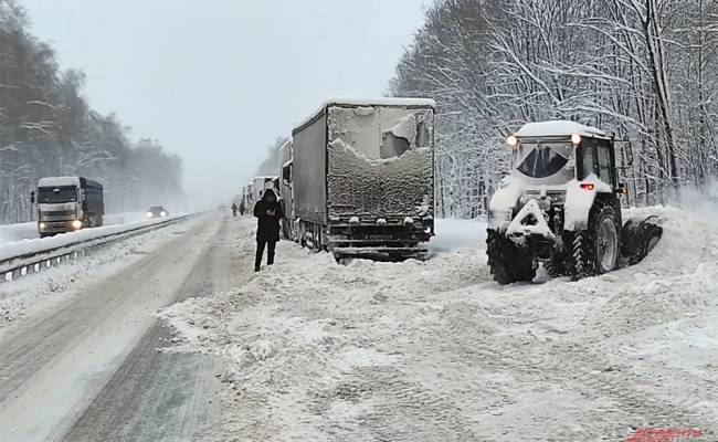 Казань не принимает. Сотни грузовиков застряли в сугробах на дорогах РФ