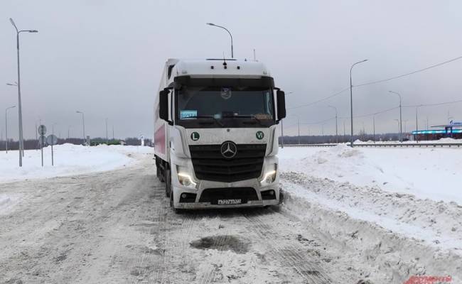 Казань не принимает. Сотни грузовиков застряли в сугробах на дорогах РФ