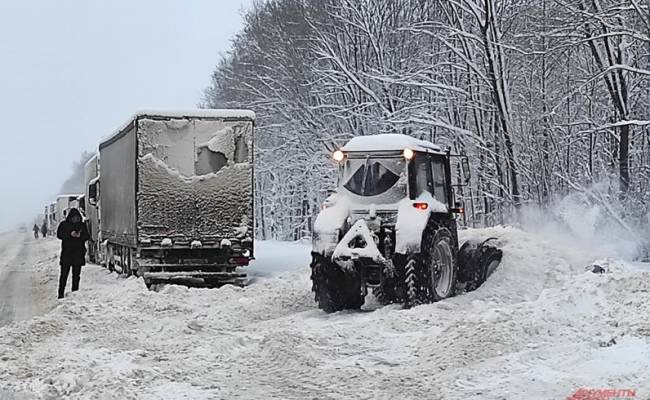 Казань не принимает. Сотни грузовиков застряли в сугробах на дорогах РФ