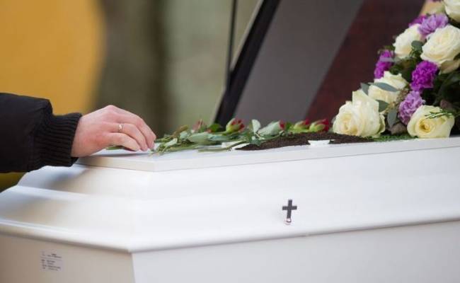 Россиянка пожаловалась на маленький гроб для ее скончавшегося друга