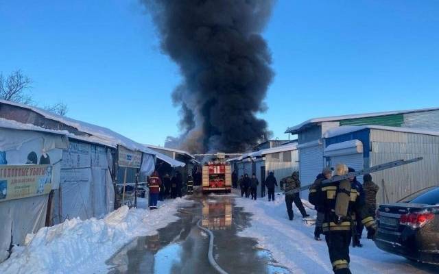 В Самаре площадь пожара на рынке достигла тысячи квадратных метров