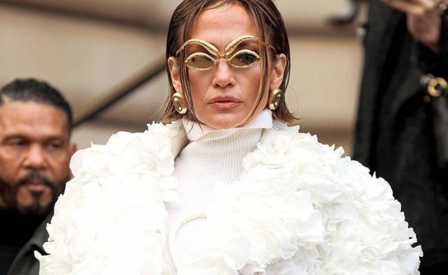 Дженнифер Лопес и Зендея удивили своим нарядами на Неделе моды в Париже