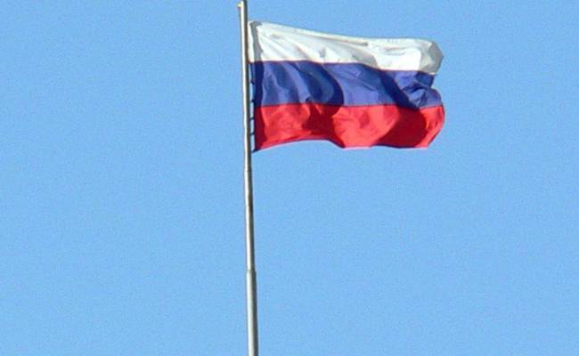 В Госдуме предложили установить флаг над учреждениями образования