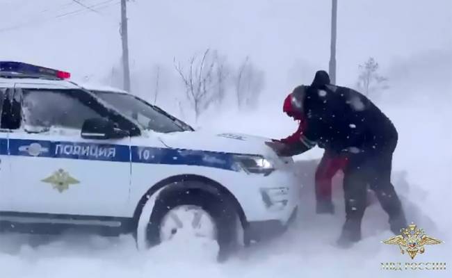 Тело мужчины нашли в заваленной снегом машине в Южно-Сахалинске