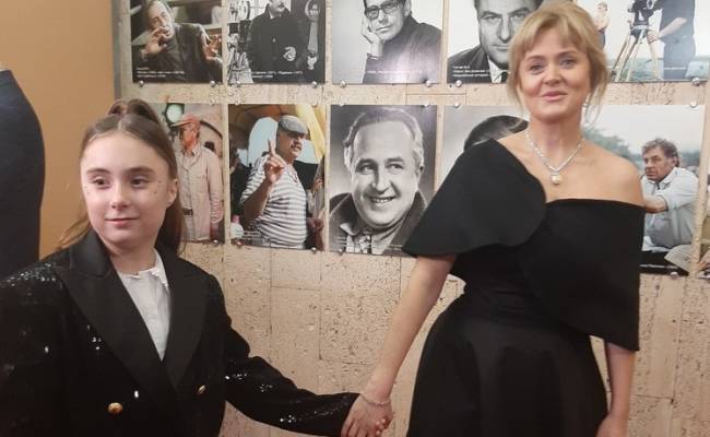 Анна Михалкова показала дочь и высказалась о "голой вечеринке"
