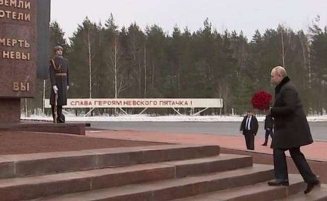 Путин возложил цветы к мемориалу "Рубежный камень"