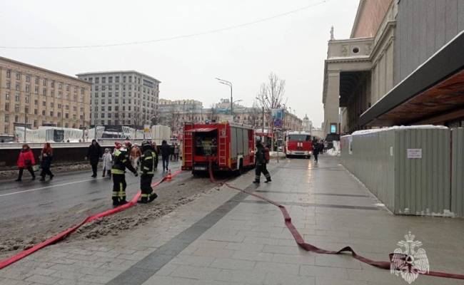 Площадь пожара в Театре сатиры в Москве выросла до 350 кв. метров