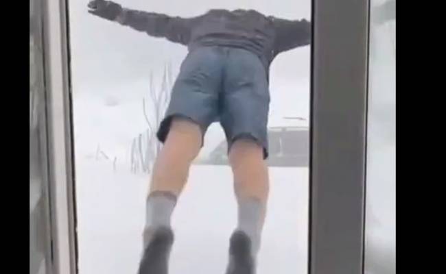 Жители Сахалина начали прыгать из окон в сугробы после мощнейшего снегопада