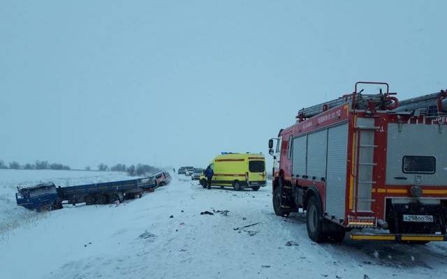 Пять человек погибли в массовом ДТП в Оренбургской области