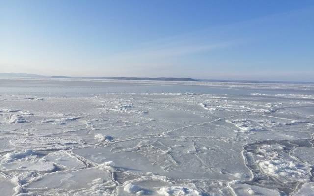 Спасательное судно не может подойти к застрявшему в Охотском море танкеру