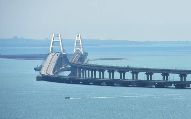 На Крымском мосту перекрыли движение транспорта