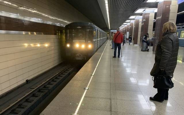 На серой ветке метро Москвы погиб человек, упавший под поезд