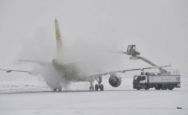 Больше тысячи пассажиров застряли в аэропорту российского города из-за сильного ветра