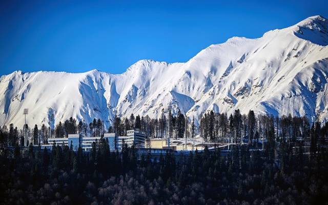 Шесть человек спасли после схода снега на горнолыжном курорте в Сочи