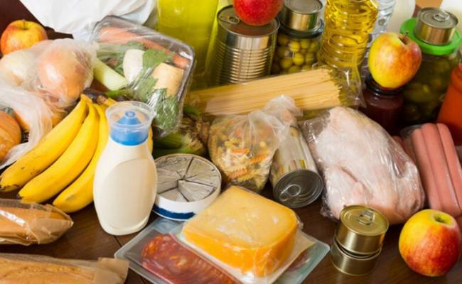 Названы опасные последствия употребления покрытых пластиком продуктов