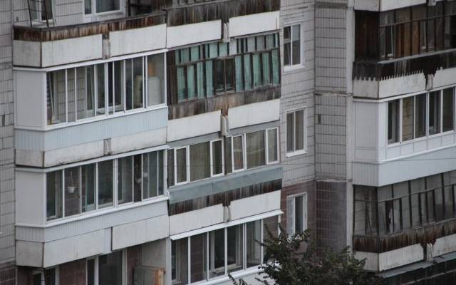 Трехлетняя девочка выпала из окна многоквартирного дома в Москве